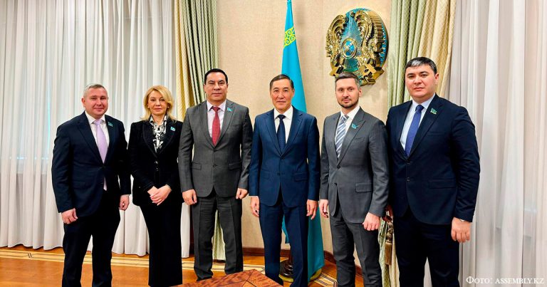 Марат Азильханов провел встречу с депутатами Сената Парламента РК