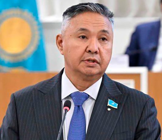 Азат Перуашев: реформа следует логике последовательной эволюции Конституции Казахстана