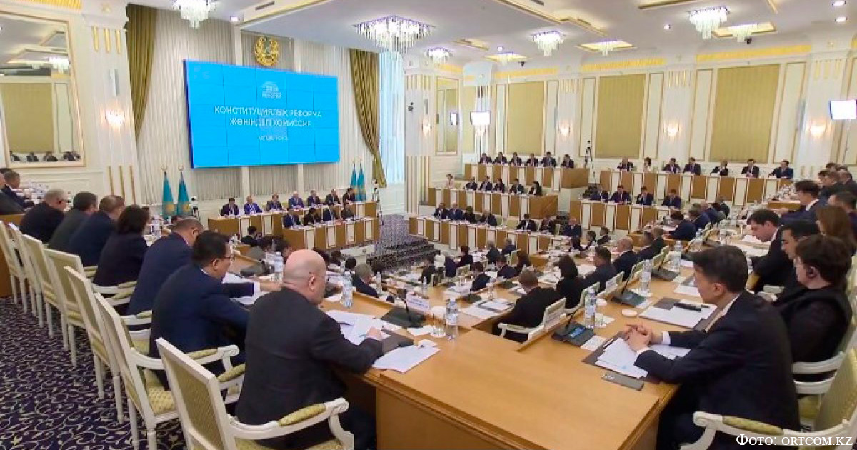 04_На заседании Конституционной комиссии предложено рассмотреть вопрос о новой Конституции_01