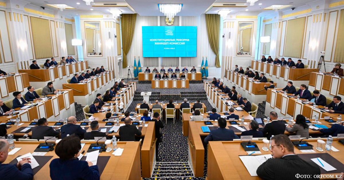 04_Очередное заседание Конституционной комиссии с предложениями выступили руководители парламентских фракций_01