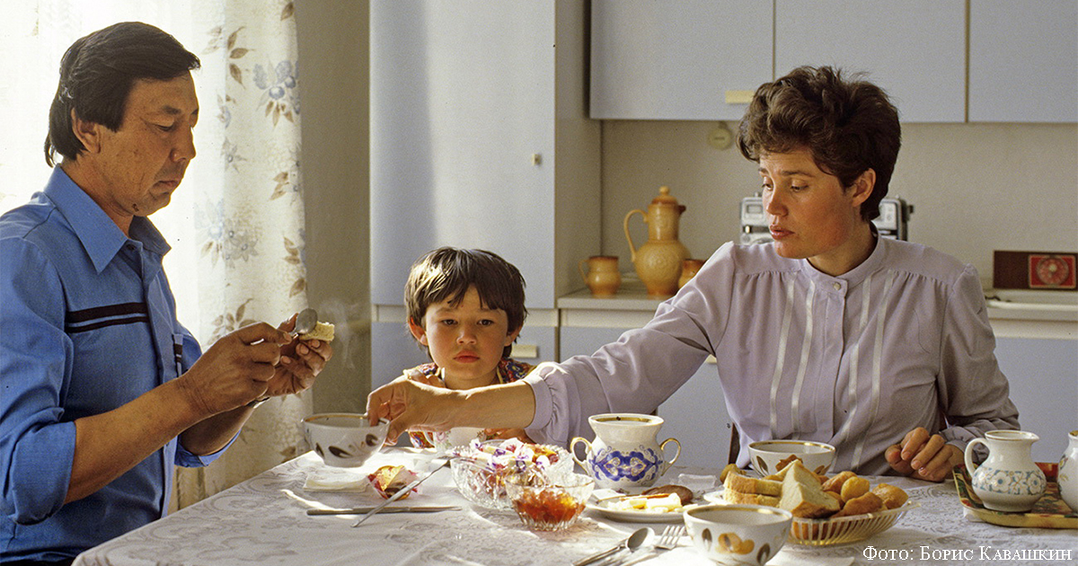 На кухне за завтраком. Наталья Геллерт с мужем и дочерью Жанаргуль, 1980 г.