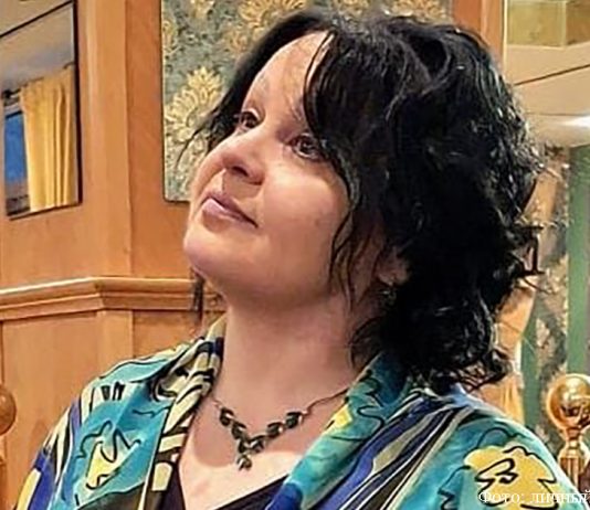 Искусство сотворения мгновений и тайна поклонения Творцу Надежда Рунде – поэтесса, критик, педагог, журналист. Родилась 8 февраля 1971 года в Казахстане. Окончила факультет русской филологии Кустанайского государственного университета. Автор нескольких лирических сборников стихов, а также многочисленных печатных книг для детей на русском, немецком и английском языках. С 2001 года живёт в Германии.