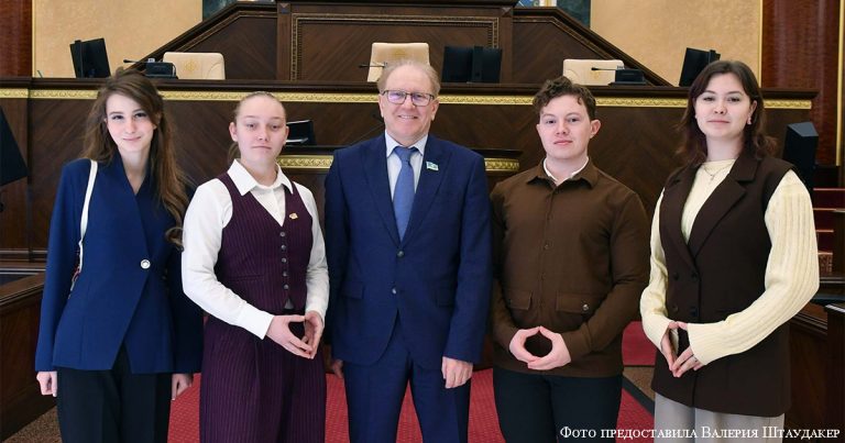 Jung. Politisch. Aktiv: Саясатқа алғашқы қадам