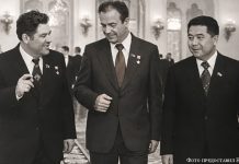 Виктор Геринг: “Дядя не стремился к славе, а хотел вытащить народ из нищеты” Я.Г. Геринг (слева) как делегат. москва 1976