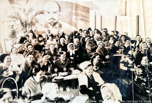 Празднование 8 марта в одном из залов в ДК