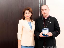 Епископ ЕЛЦ РК Ростислав Новгородов награждён орденом «Достык» II степени