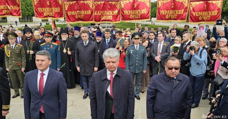 В Берлине возложили цветы по случаю 81-й годовщины Победы в Великой Отечественной войне