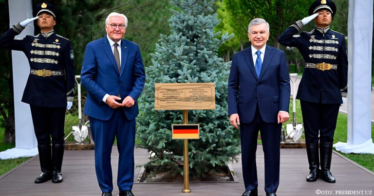 Президент Узбекистана и Федеральный президент Германии посадили дерево на Аллее почетных гостей