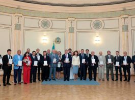 Представители гражданского общества удостоены именных экземпляров Конституции