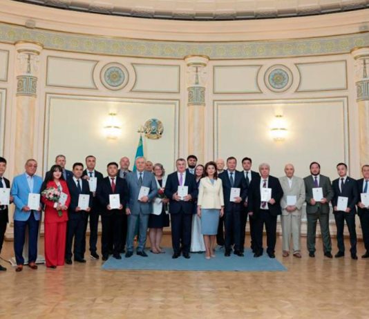 Представители гражданского общества удостоены именных экземпляров Конституции