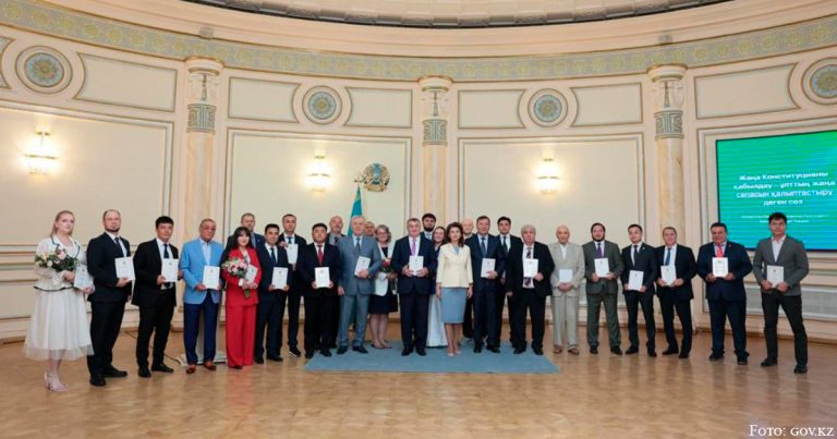 Представители гражданского общества удостоены именных экземпляров Конституции