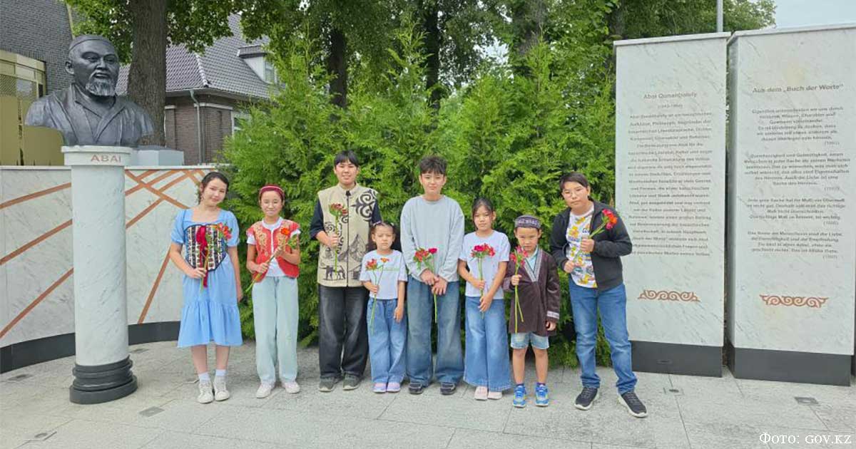 30_В_Берлине_почтили_память_Абая_Кунанбаева_01