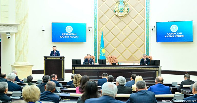 Госнаграды от имени Президента вручил Председатель Қазақстан Халық Кеңесі