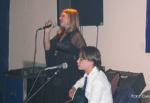 Energisch gespielte Gitarre