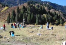 Großes Reinemachen der Europäer in Almatys Bergwelt