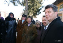 Deutscher Botschafter verteilt Lebensmittelpakete