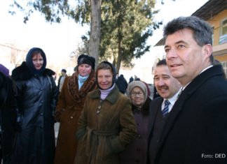 Deutscher Botschafter verteilt Lebensmittelpakete