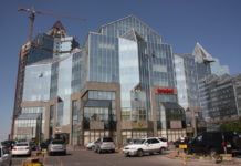 Spiegelglasfassaden und Hochhäuser