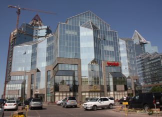 Spiegelglasfassaden und Hochhäuser