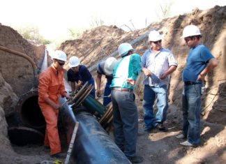 Schlaue Molche inspizieren Pipelines