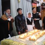 „Zum Geburtstag viel Glück!“ Leiterin und Chefregisseurin des DTA, Irina Simonowa (l.), mit ihren Mitarbeitern und den Geburtstags-Apfelstrudeln.