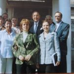 Hans-Dietrich Genscher zu Besuch im Deutschen Haus Almaty, 2001: Irina Fuchs stellte dem früheren Außenminister als stellvertretende Vorsitzende der Assoziation der gesellschaftlichen Vereinigungen der Deutschen Kasachstans „Wiedergeburt“ deren Tätigkeit vor.