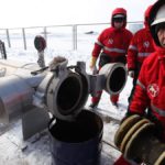 Die Theateraufführung „Bodenprobe Kasachstan“ zeigt die Wege des Öls, der Macht und der Menschen.