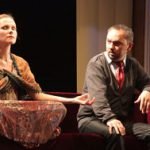 Simon Korach (Ilja Sadikow, r.) hat seine Frau Helle (Anna Generalowa, l.) aus Indien einfliegen lassen.