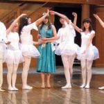 Die K&ouml;nigin am Fenster. Die wei&szlig;en Ballerinas sind die Schneeflocken, die das Fenster darstellen.