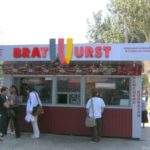 Am deutschen Bratwurststand findet sich sogar ein Stück Deutschland mitten in Bischkek.