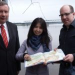 Assel Issajewa zeigt dem CDU-Bundestagsabgeordneten Norbert Brackmann (links) und dem Abgeordneten des Schleswig-Holsteinischen Landtags Markus Mathießen (rechts) Kasachstan.