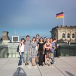 Die Teilnehmer der Sommerakademie vor dem Reichstag, einem der meist besuchten Sehenswürdigkeiten Berlins.