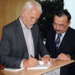 Wolfgang B&ouml;rnsen signiert ein Exemplar seines Buches f&uuml;r Botschafter Dr. Nurlan Onzhanov.