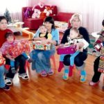 Die Freude bei den Kindern und ihren Eltern über die Weihnachtsgeschenke ist groß.