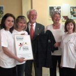 Frau Bechert (2. von rechts) bei der &Uuml;bergabe der PASCH-Plakette durch den deutschen Botschafter, Herrn Rainer Eugen Schlageter.