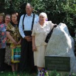 Vor dem Deutschen Haus in Almaty: Gedenkstein den Deutschen gewidmet, die Krieg, Vertreibung und Not zum Opfer fielen.