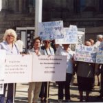 Protestkundgebung der Russlanddeutschen in der Sache der Familienzusammenführung vor dem Bundesverwaltungsamt in Köln, Mai 2002.