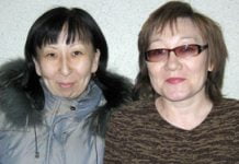 Kino für Jedermann in Kostanai Ainagul Amirschanowa (links auf dem Foto). Saule Abischewa, Kostanai