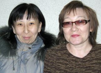 Kino für Jedermann in Kostanai Ainagul Amirschanowa (links auf dem Foto). Saule Abischewa, Kostanai