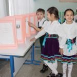 In den Fluren zeigen die J&uuml;ngsten ihre Bastelarbeiten.