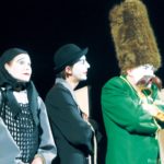 Das Ensemble des DTA mit einem Konterfei von Bertolt Brecht.