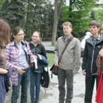 Die G&auml;ste lauschen aufmerksam den Ausf&uuml;hrungen der jungen Stadtf&uuml;hrer.