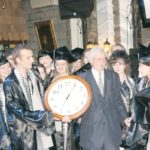 Ein Geschenk für Professor Gerlach, den Rektor der DKU.