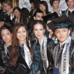 Gl&uuml;ckliche Gesichter – und die Diplome in den H&auml;nden.