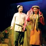 Auf der Bühne wird getanzt und gesungen.