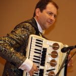 Schwungvoll: Denis Braginskij fetzt den Konzertsaal.