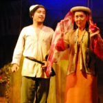 Auf der B&uuml;hne wird getanzt und gesungen.