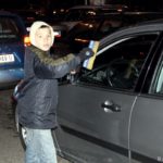 Kinder bieten sich in Tirana als Scheibenputzer an.