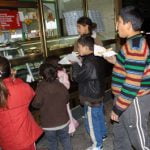 Von dem verdienten Geld wird Pizza gekauft.