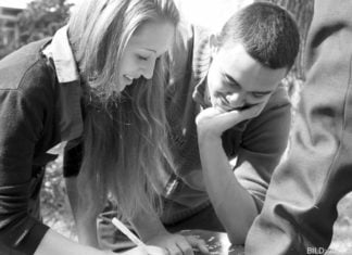 Schüler lernen von ehemaligen Schülern